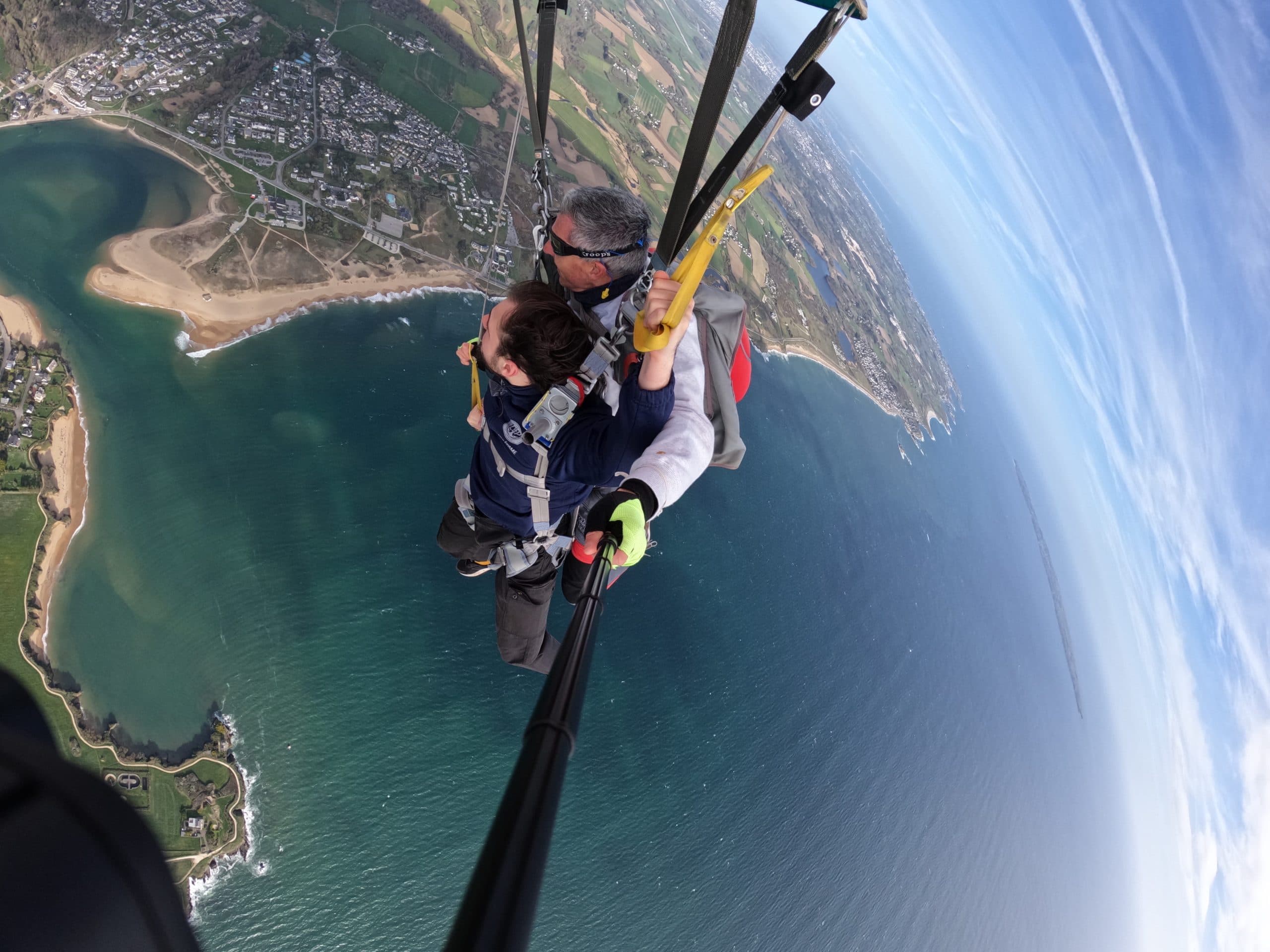 Découvrir la Bretagne autrement : un saut en parachute en bord de mer