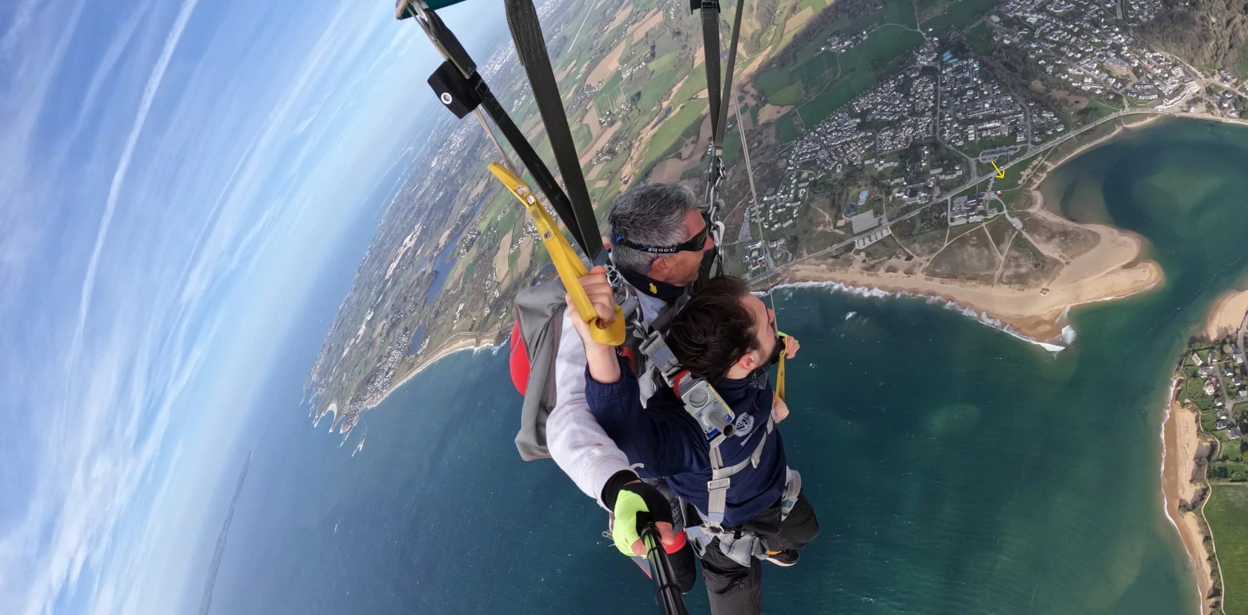 Saut en parachute tandem au-dessus de la Bretagne
